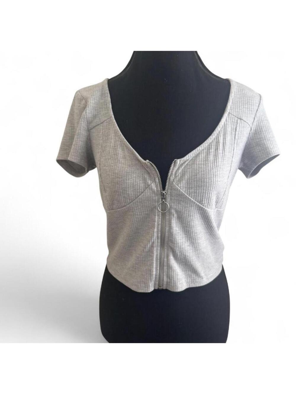 Grey ribbed women’s crop top with zipper size medium